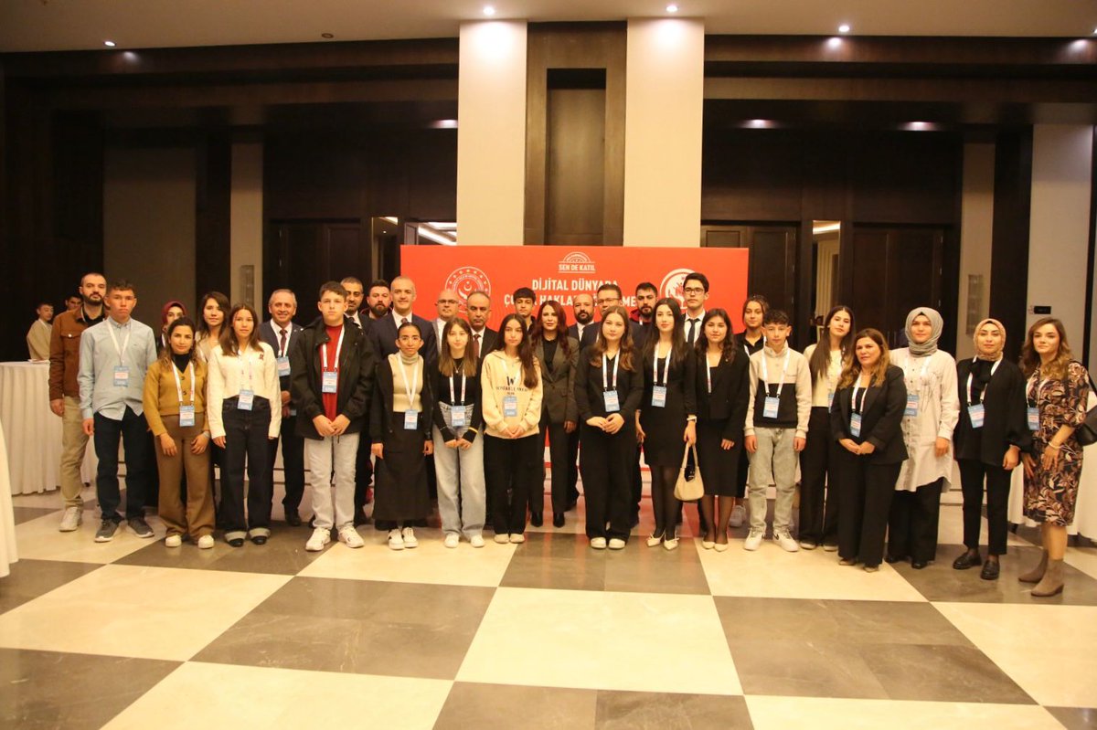 ✅Güvenlik ve mahremiyet çevrim içi, riskler ve tehditler çevrim dışı!

Bu yıl "Dijital Dünyada Çocuk Hakları" temasıyla düzenlediğimiz 26. Ulusal Çocuk Forumu'nda çocuklarımızla buluşuyor, onların bakış açısıyla geleceği şekillendiriyoruz.

7 bölgede 81 ilden katılımcı