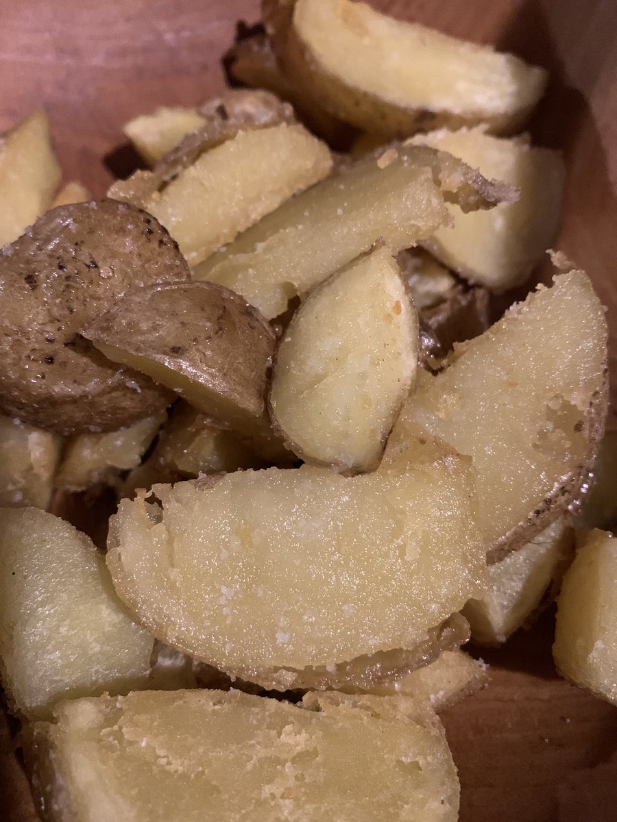 ロバ塩(＠taromar_u )を我が家のじゃがいもで作るフライドポテトに。粒が細かく美しい。含みのある豊かな味。うま〜い！
