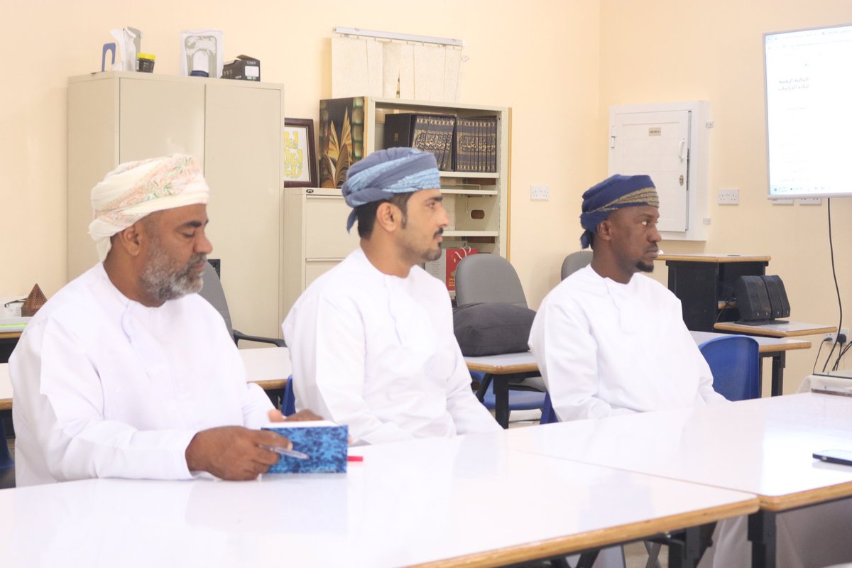 #فعاليات_المركز 
جانب من اجتماع فريق التقويم الذاتي للتحسين  والتطوير بالمدرسة ،وذلك بهدف الوقوف على جوانب الإتقان لوضع الخطط والإجراءات و أولويات التطوير لرفع المستوى التعليمي والتحصيلي للطلبة وكذلك متابعة فعاليات المركز ومدى الاستفادة من مصادر التعلم.
<a href="/EduGovSsq5201/">مدرسة السلطان قابوس</a>