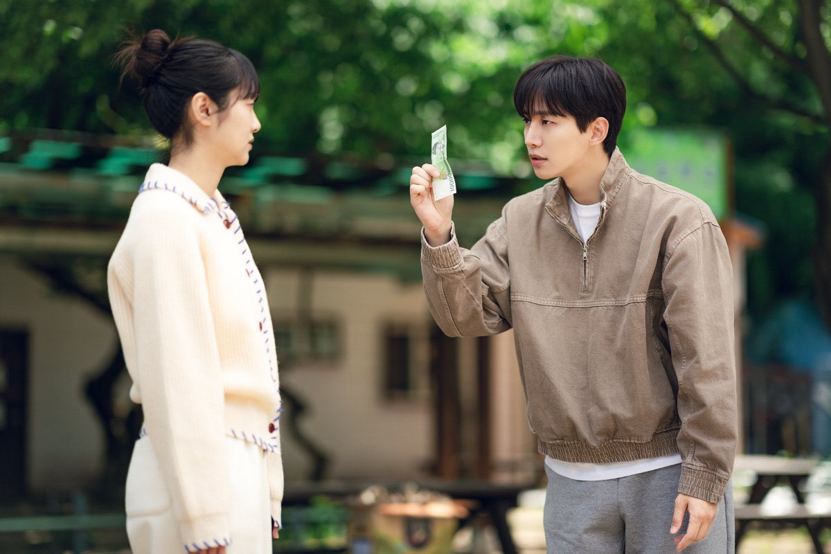 o3o_rookie's tweet photo. 이준호x김혜준x김병철x김향기 <캐셔로>

손에 쥔 캐시만큼 힘이 세지는 초능력을 얻게 된 평범한 공무원 강상웅(이준호)이 월급을 털어 세상을 구하는, 생활밀착형 흙수저 슈퍼히어로물

넷플릭스 ‘캐셔로’ >>12월 26일<< 공개일로 예정 https://t.co/Xxa8HzyhOx