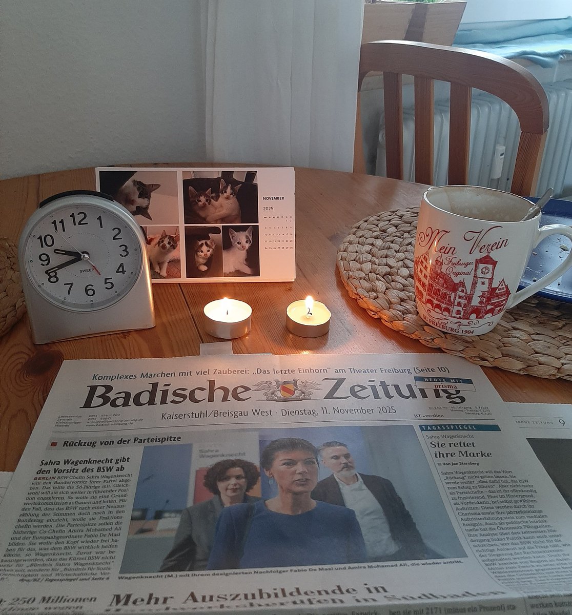 So sieht Urlaub aus 🥰. Zwei entspannte Katzen und ausgiebiges, entspanntes Frühstück mit Zeitung für mich,  5 Stunden später als sonst beim Frühdienst.