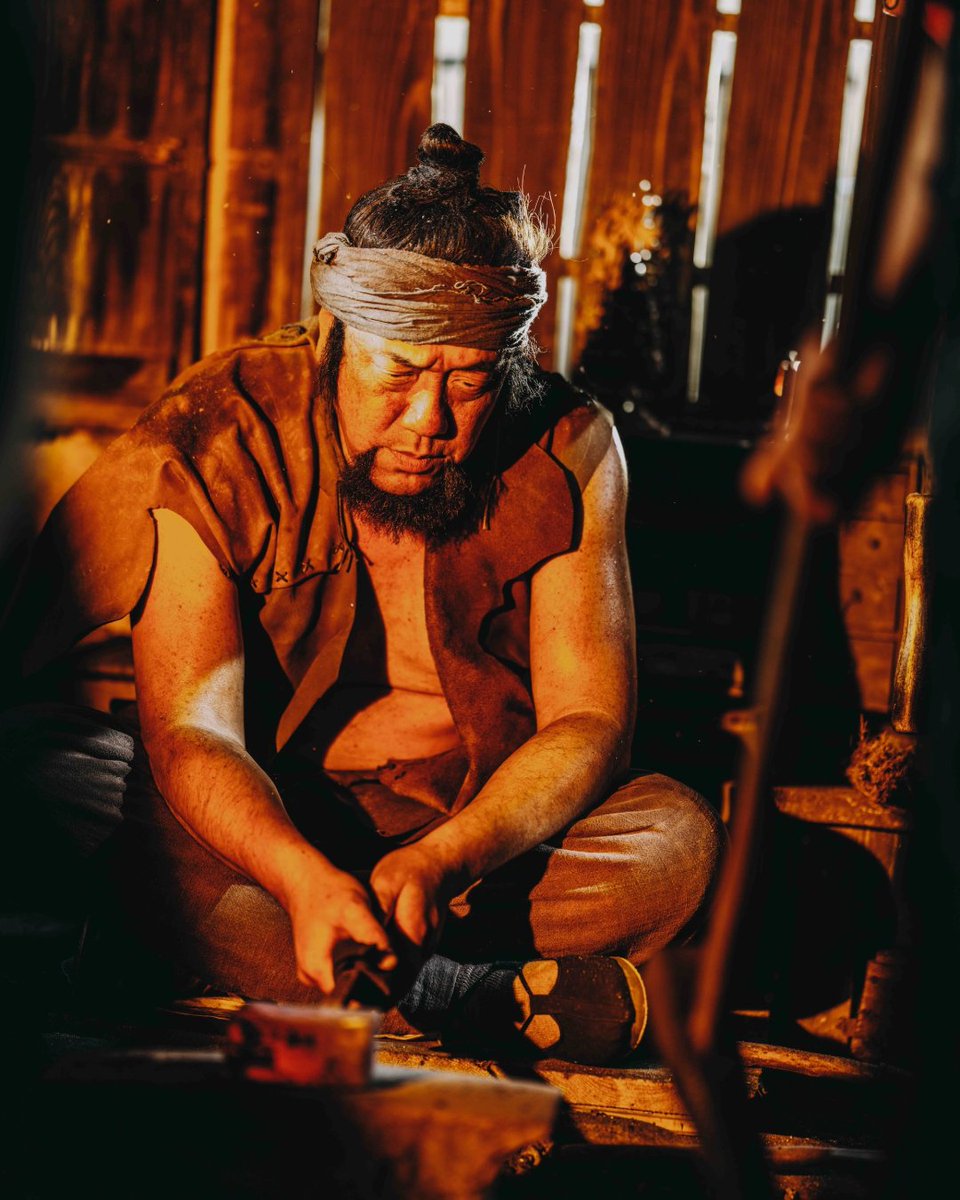 梁山湖の砦の鍛冶屋
梁山泊で最も多忙な職人の一人であり、漢たちの武器や甲冑を鍛え上げる。

▌湯隆（金銭豹子）／ #嶋尾康史

集結せよ——
WOWOW × Lemino｜2026/2/15(日)スタート
#ドラマ水滸伝 #織田裕二 #北方謙三