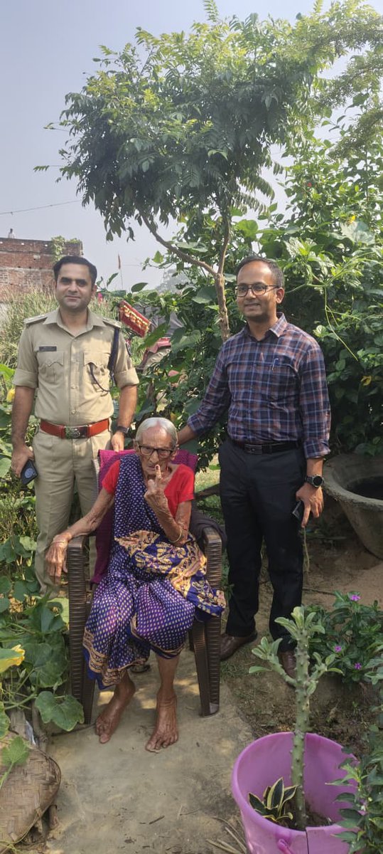 ECISVEEP's tweet image. Lead by Example!

At 101 years of age, she arrived at the polling station and proudly cast her vote.🙏

#Phase2 #BiharElection2025