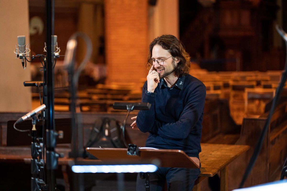 The many happy faces of a conductor who gets to work with David Webb, Jenni France, Charlie Rice and the wonderful musicians of the Academy of Ancient Music on Sullivan (📸 Ed Grant). Release Summer 2026....