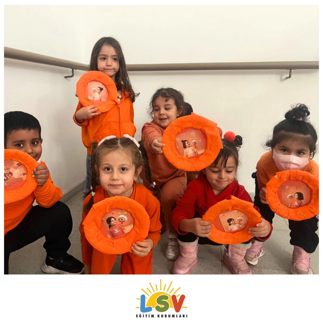 Köpük tabakları değerlendirerek turuncu LÖSEV balonlarımızı hazırladık🎈 Tabakların geriye kalan kısmından ise Lökit'li fotoğraf çerçevemizi oluşturduk!
Küçük eller, büyük farkındalıklara imza attı🧡