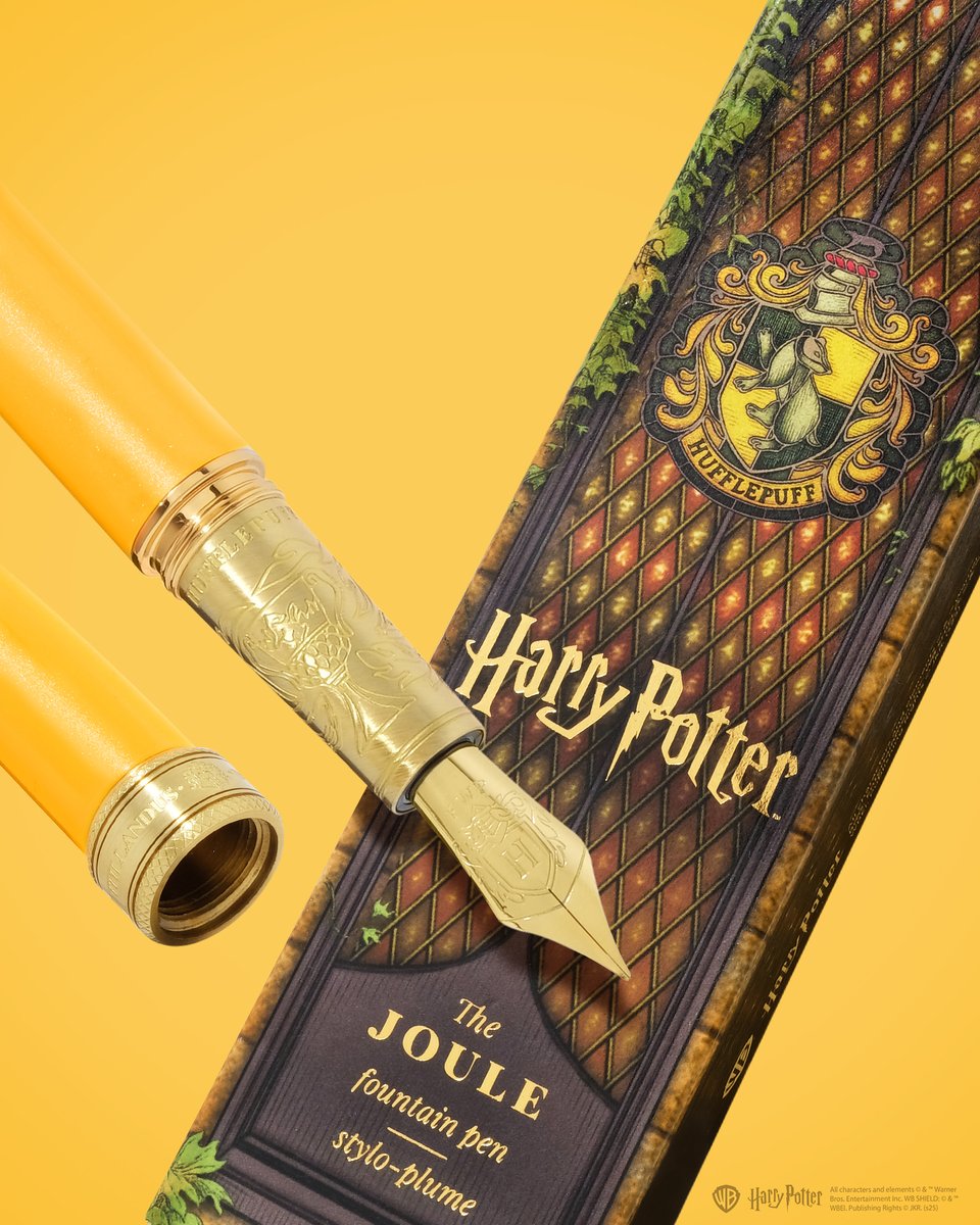 FWPStationeryJP's tweet photo. ワーナーブラザーズとの公式ライセンス商品
「FWP ハリーポッター」

本日は万年筆をご紹介します。

”ハウセズ オブ ホグワーツ”
ジュール万年筆

「GRYFFINDOR HOUSE　グリフィンドール」
「SLYTHERIN HOUSE　スリザリン」
「RAVENCLAW HOUSE　レイヴンクロウ」
「HUFFLEPUFF HOUSE　ハッフルパフ」

フェリスホイールプレスを代表する最高峰のデザイン「ジュール万年筆」。
このたび、4つの由緒あるホグワーツ寮を讃えるために、新たな姿へと生まれ変わりました。

各モデルのグリップ部分には、寮それぞれのシンボルや精神性を映し出す特別な彫刻が施されています。

真鍮製のボディに寮のテーマカラーをまとった美しいラッカー仕上げのジュールは、手にしっとりとなじみ、程よい重みが心地よい書き味を実現します。

※ ペン先は F (細字)のみとなります。

( K )

#ferriswheelpress #フェリスホイールプレス