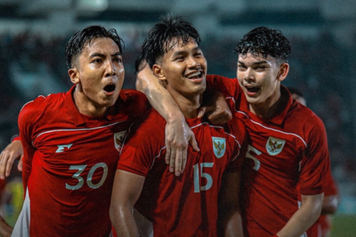 Sejarah baru terbentuk 👏

Garuda Muda U-17 berhasil mencetak sejarah atas kemenangan pertama sepanjang keikutsertaan di Piala Dunia U-17! 

Di Qatar 2025 Indonesia juga tercatat sebagai tim ASEAN pertama yang menang di ajang ini🔥 

#PialaDuniaU17 
#Crast1078FM

Pict by: Okezone