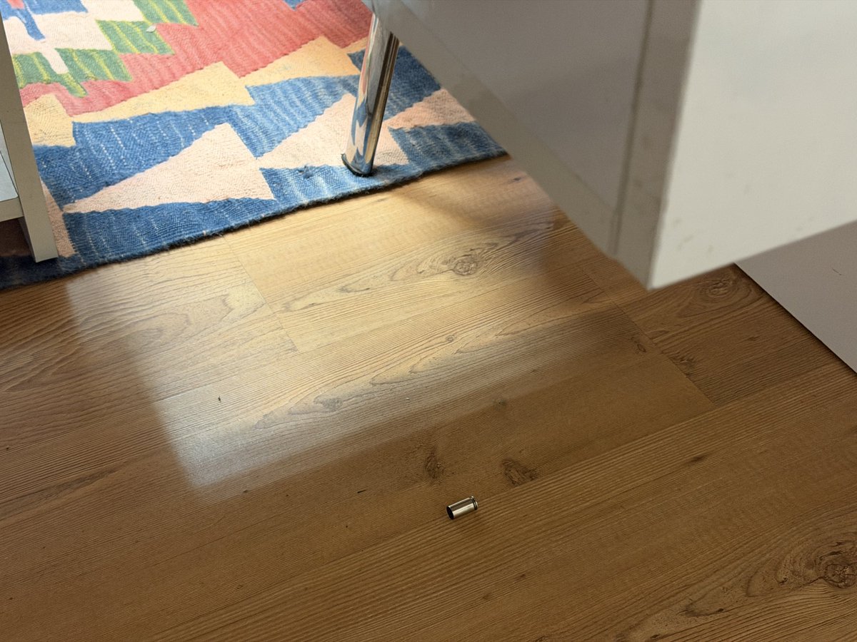 Ofisimde, sekreterimin masasının altında bir mermi kovanı bulundu.
Korkmadım.
Bildiğim gerçekleri söylemeye devam edeceğim..