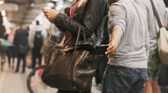 En las zonas de aglomaraciones toma precauciones con el bolso o la mochila, son aprovechadas por los amigos de lo ajeno. En caso de robo puedes presentar la denuncia por Internet a través de nuestra Sede Electrónica
#DenunciaTelemáticaGC #GuardiaCivilAUnClic