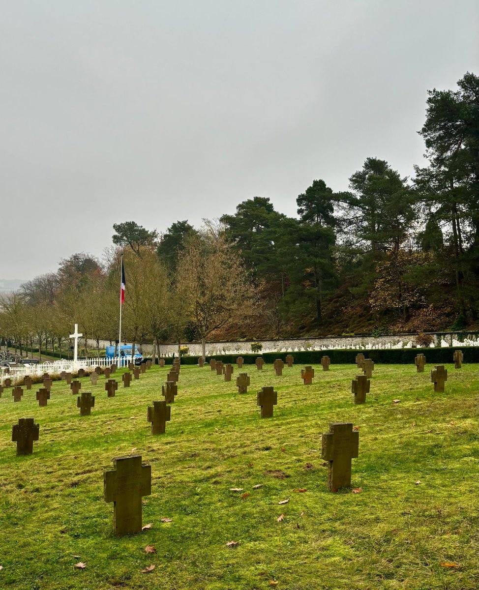 AllemagneDiplo's tweet image. Le 11 novembre 1918 à 5h15, l’armistice fut signé dans la forêt de Compiègne et prit effet sur le front à 11 heures. 
Plus de 4 ans de souffrances avaient précédé. 
Réconciliées dans l'amitié, la France et l’Allemagne commémorent aujourd’hui la fin de la Première Guerre mondiale.