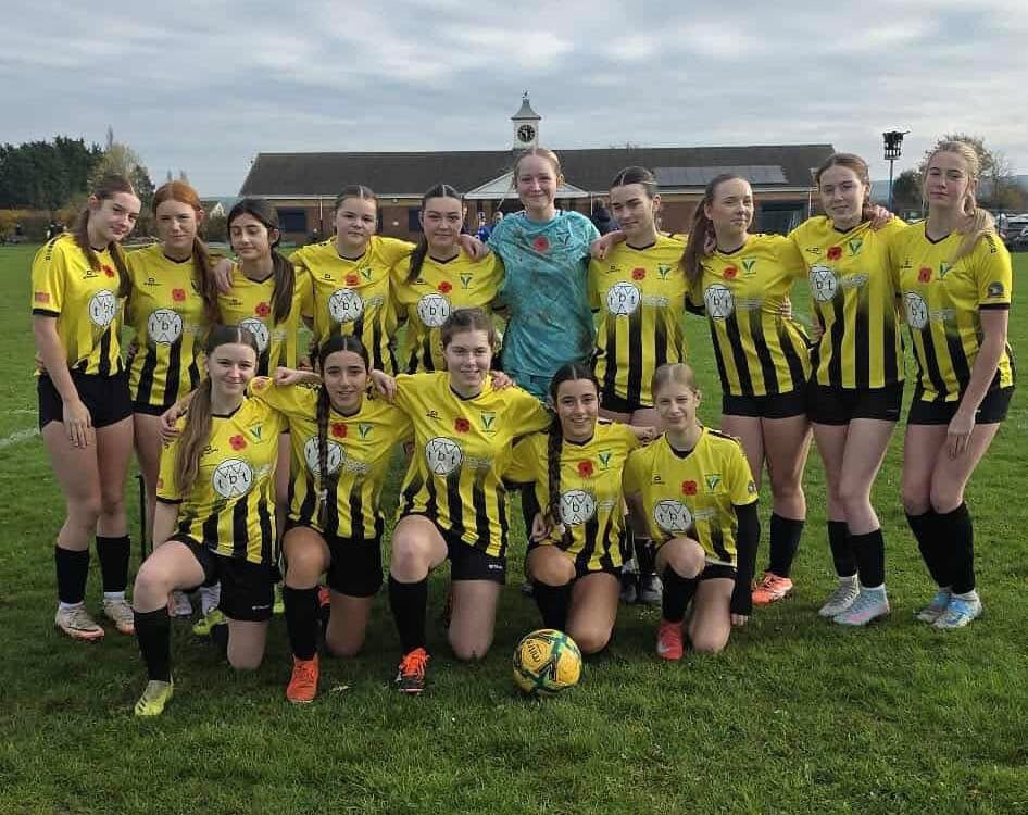 Teamgrassroots_'s tweet image. #GrassrootsRemembers
Broughton Ravers JFC - all paying their respects. 
🟡⚫️🟡⚫️🟡⚫️🟡⚫️🟡⚫️🟡⚫️🟡
This weekend, our players, coaches, and families came together to honour the fallen.

With poppies proudly on display and a minute’s silence held before our games, every team took…