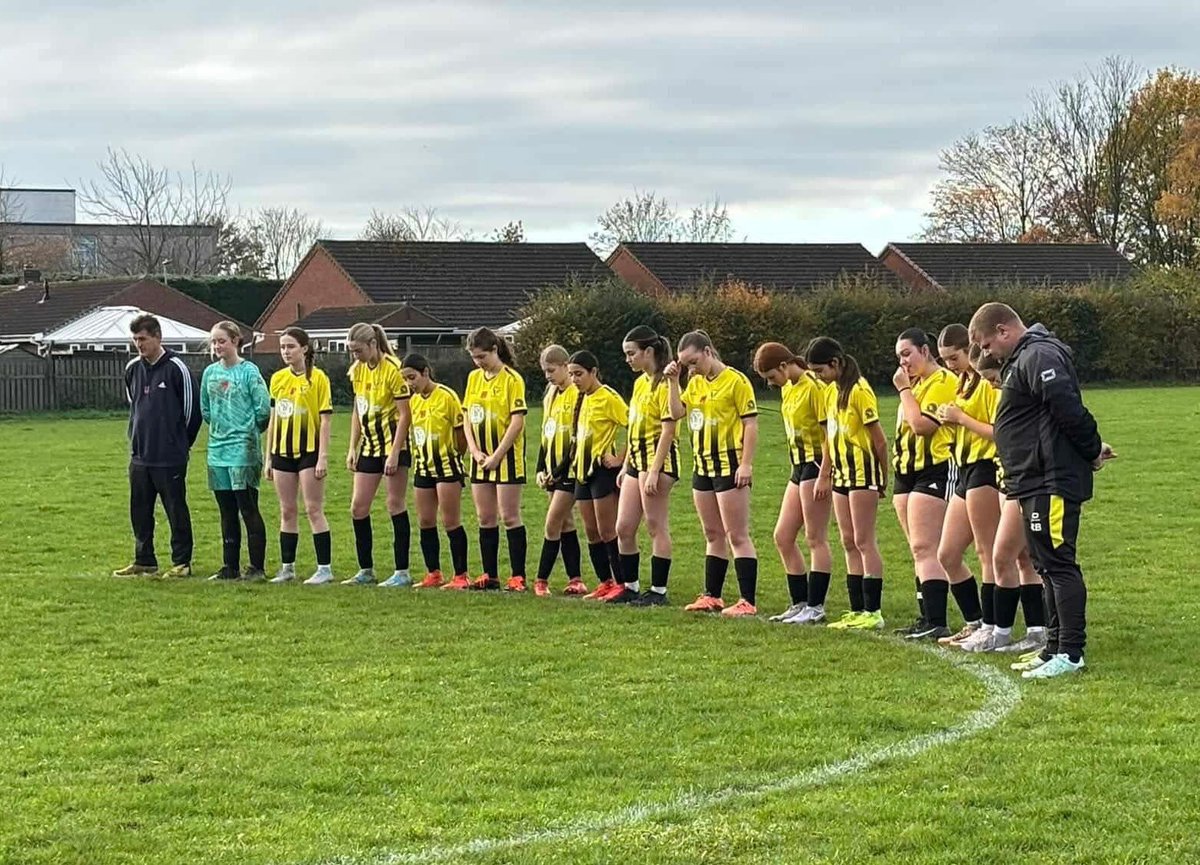 Teamgrassroots_'s tweet image. #GrassrootsRemembers
Broughton Ravers JFC - all paying their respects. 
🟡⚫️🟡⚫️🟡⚫️🟡⚫️🟡⚫️🟡⚫️🟡
This weekend, our players, coaches, and families came together to honour the fallen.

With poppies proudly on display and a minute’s silence held before our games, every team took…