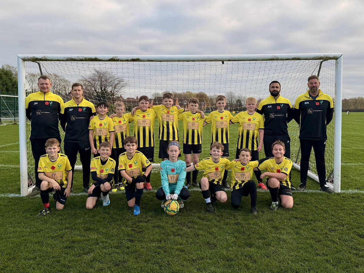Teamgrassroots_'s tweet image. #GrassrootsRemembers
Broughton Ravers JFC - all paying their respects. 
🟡⚫️🟡⚫️🟡⚫️🟡⚫️🟡⚫️🟡⚫️🟡
This weekend, our players, coaches, and families came together to honour the fallen.

With poppies proudly on display and a minute’s silence held before our games, every team took…