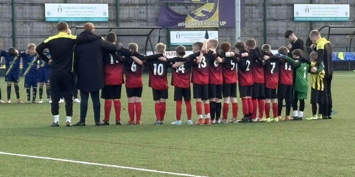 Teamgrassroots_'s tweet image. #GrassrootsRemembers
Broughton Ravers JFC - all paying their respects. 
🟡⚫️🟡⚫️🟡⚫️🟡⚫️🟡⚫️🟡⚫️🟡
This weekend, our players, coaches, and families came together to honour the fallen.

With poppies proudly on display and a minute’s silence held before our games, every team took…