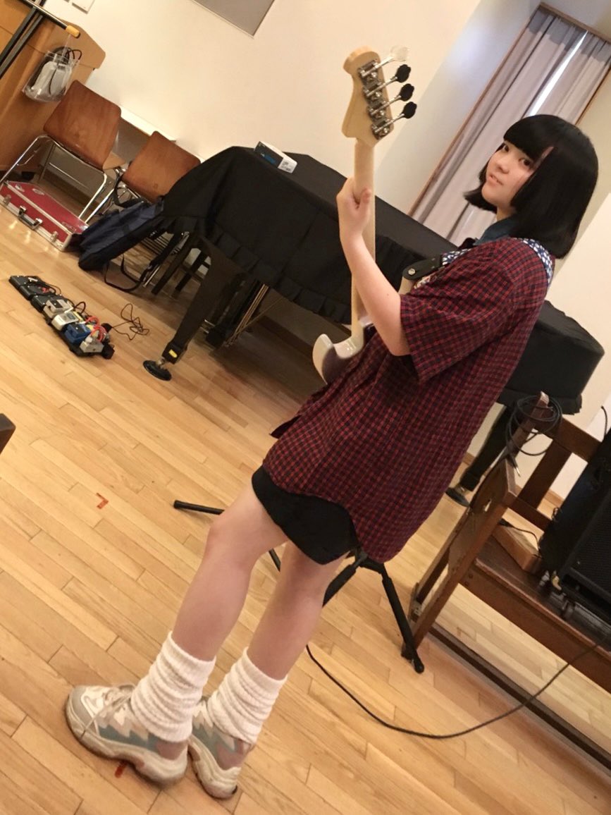 Vt_panda_Ba's tweet image. ベースに出会って、人生良い意味で狂わされてるな〜としみじみ🍥

◀︎ ベース始めたて　　ベース7年目 ▶︎