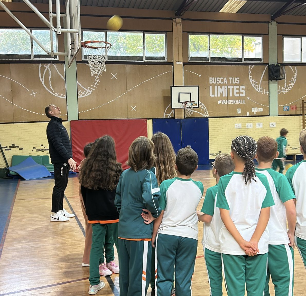 BFuenlabrada's tweet photo. 📚➕🏀 En nuestro afán de colaborar con el tejido de la ciudad, Álex Murphy visitó el cole Khalil Gibran de Fuenlabrada.

¡Fue un rato divertido en torno a la pelota!

#FuenlADN https://t.co/dzFd5rIH02