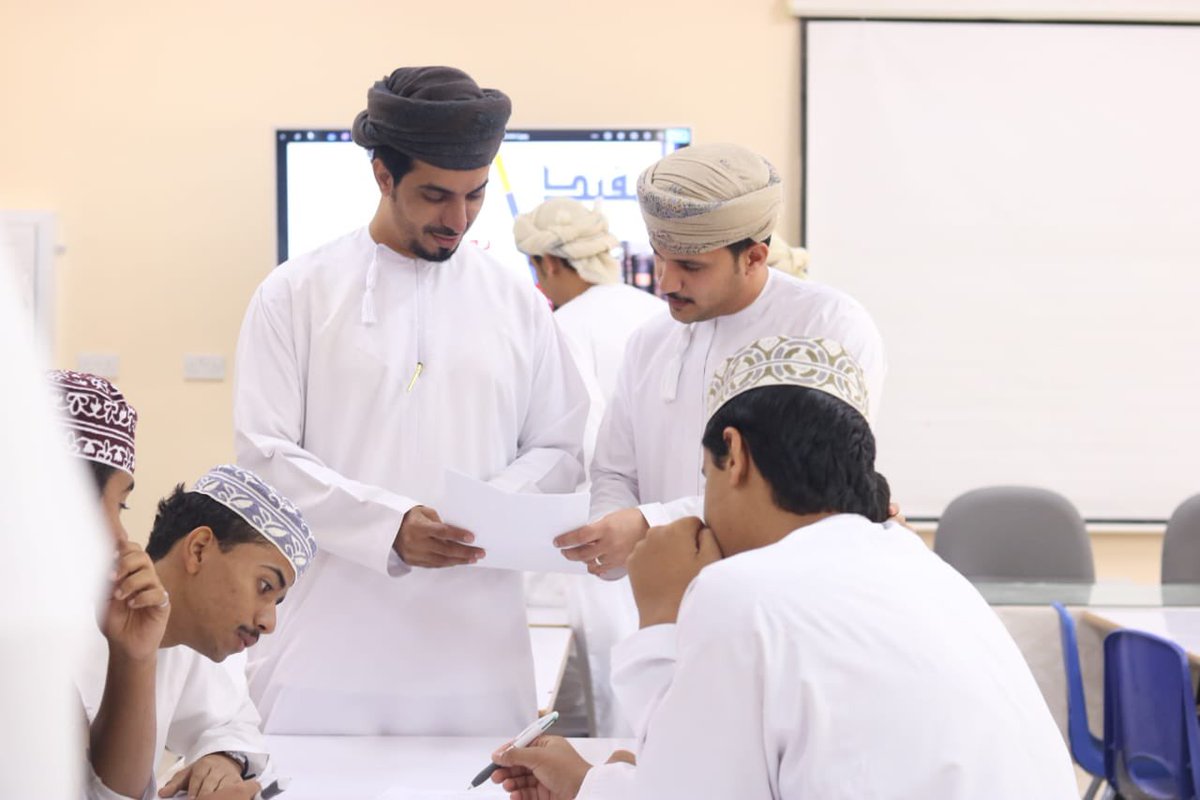 انطلقت  اليوم منافسات #نوابغ_المفيد بين طلبة الحادي عشر في مادة اللغة العربية  ، والتي تهدف إلى قياس مدى تمكن الطلبة من فروع  اللغة العربية  ، حيث تناولت المسابقة محاور كتاب المفيد ، يشرف على المسابقة الأستاذ علي الغيلاني بالتعاون مع اخصائي مركز مصادر التعلم
<a href="/EduGovSsq5201/">مدرسة السلطان قابوس</a>