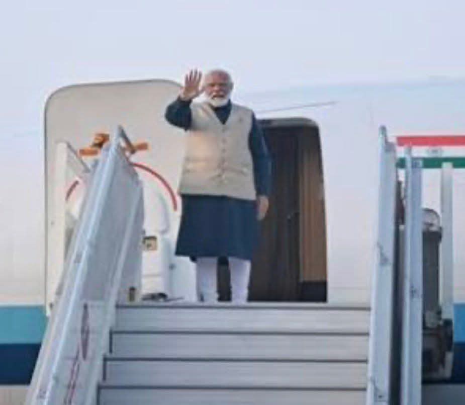 umaradilnadwi's tweet photo. भारत के न्यूज चैनल 👇

• पहलगाम हमला: बड़ी खबर... PM मोदी ने अपना सऊदी अरब का दौरा बीच में रद्द किया. 

ये होता है देश के लिए समर्पण.

• दिल्ली हमला: बड़ी खबर. PM मोदी भूटान दौरे पर गए. साफ संदेश- देश का काम रुकेगा नहीं. 

ये होता है देश के लिए समर्पण.

@aajtak 
@ZeeNewsHindl https://t.co/Uj54zXr3ZF