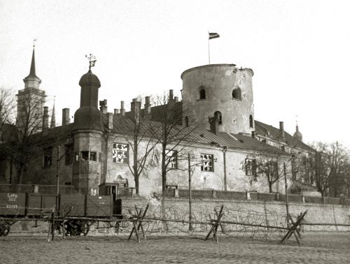 "Latvijas Sargs" korespondents 1919.g.11.11. rakstīja: «(..) sarkanbaltsarkanais karogs [pils tornī], sašauts un izrobots, stalti plandās vējā. Viņa brīvie plandieni tik pilni dzīvības, ka neviļus ceļ gājēja un vērotāja galvu augšup. Un rau: visa Rīga laistās sarkanbaltsarkana!»
