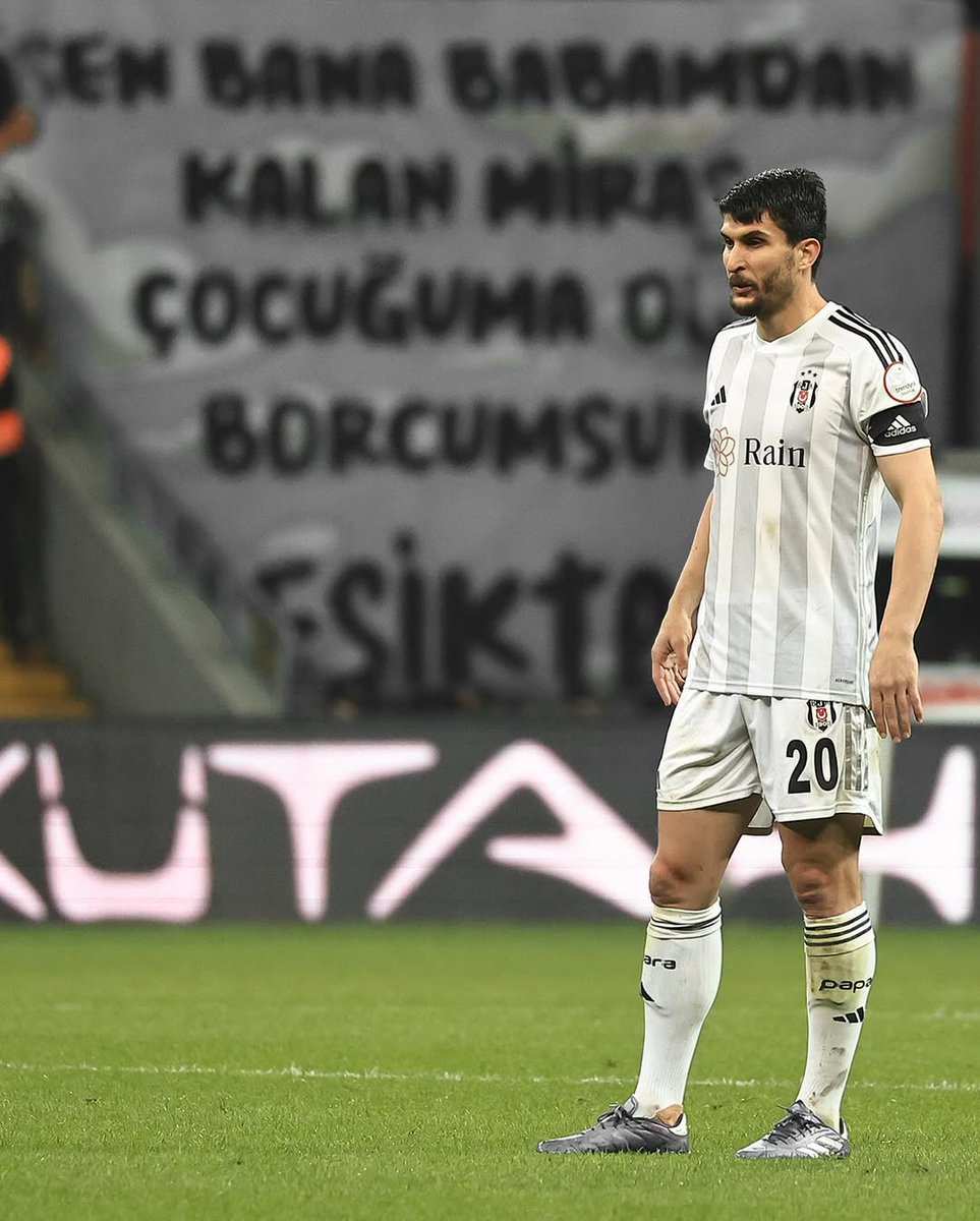tweettbesiktas's tweet photo. Bizde ite, köpeğe yem edecek adam yok. Sözü neyse, özüde odur. Yanındayız. https://t.co/3oYc1UaBbg