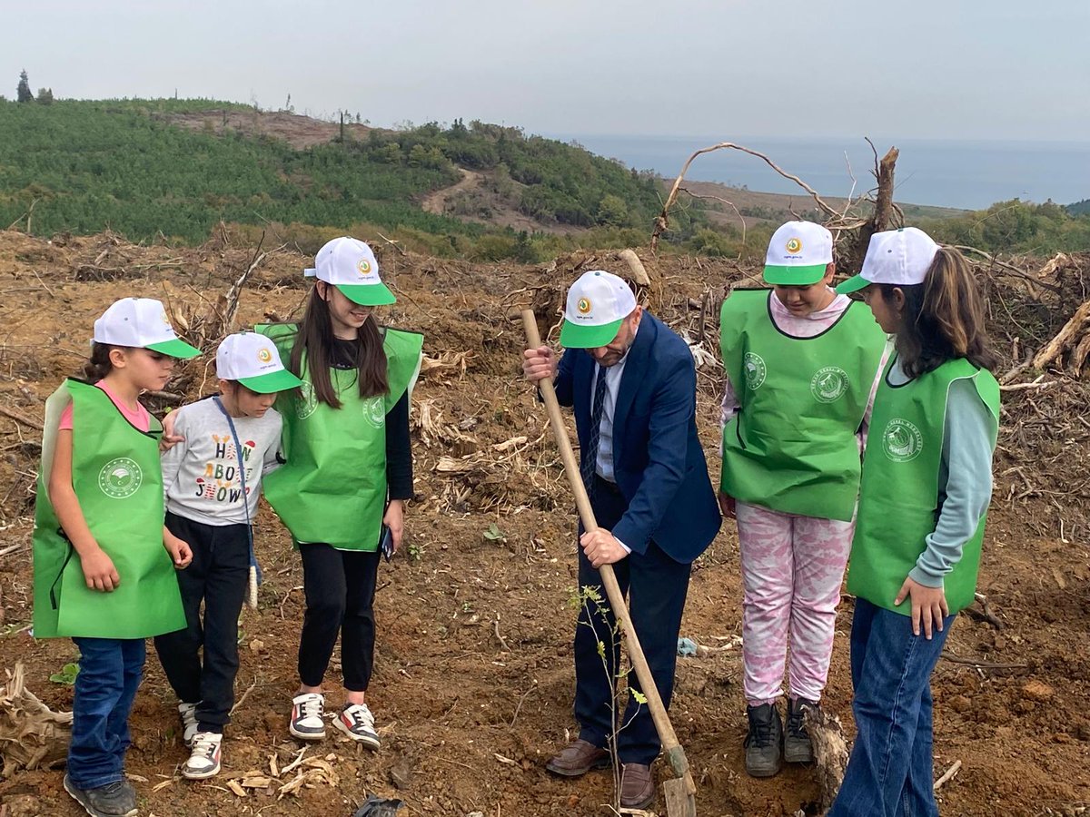 11 Kasım Milli Ağaçlandırma Günü vesilesiyle İlçe Kaymakamımız Sayın Ömer Lütfi Yaran'ın teşrifleriyle ve İlçe Milli Eğitim Müdürümüz Faruk Özaydın, okul idarecilerimiz, öğretmenlerimiz ve öğrencilerimizin katılımlarıyla fidan dikimi gerçekleştirdik.
#geleceğenefes