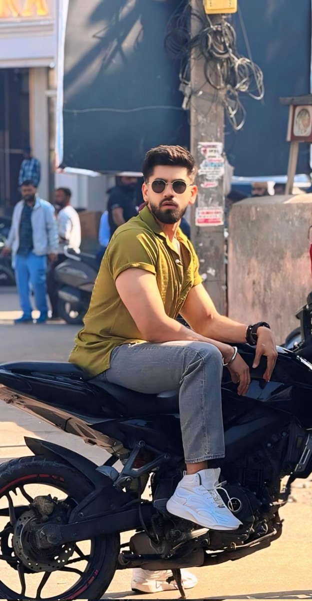 FcAvinashMishra's tweet image. While most people are just starting their day, our champ @Avinash_galaxy is already grinding.
 From a power-packed morning workout to shooting for his web series #Hisaab 🎬
Fresh BTS straight from Patiala and the look is pure fire. 🔥
Can’t wait to watch this character come alive…