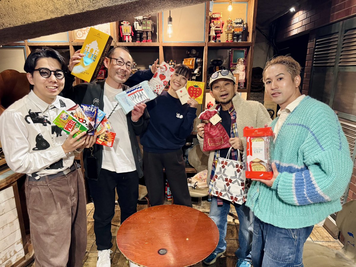 mime1166's tweet photo. 本日11月11日は鮭の日、乾電池の日、靴下の日、チンアナゴの日、下駄の日...そして私、いいむろなおきの誕生日！

そんな誕生日ギア！
今日も楽しく終えました♪

差し入れ(誕生日プレゼント)もありがとうございました！

さぁ、ここからは今週15日(土)の「ゾウをのみこんだウワバミの絵」公演に向けて頑張ります！

ぜひ皆さん、誕生日のお祝いだと思って兵庫県立芸術文化センターへ是非お越しください！！(残席僅か！)

いくつになっても感謝の気持ちを忘れずに頑張っていきます。
これからもどうぞよろしくお願いいたします！

2025/11/11
いいむろなおき

#京都ギア #黙劇ウワバミ #いいむろなおき