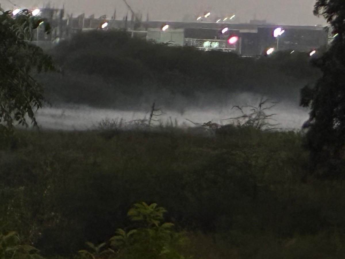SuruchiMan14580's tweet photo. @CeoNoida authority ..Again reiterating my old complaint regarding regular burning of illegal waste adjoining Elite Golf Greens Sec79 society opposite Vedvan park ..in  smoky conditions very difficult for old n kids to  breathe kindly put CCTV &amp; board near site to catch culprit https://t.co/R3XHA8Mh54