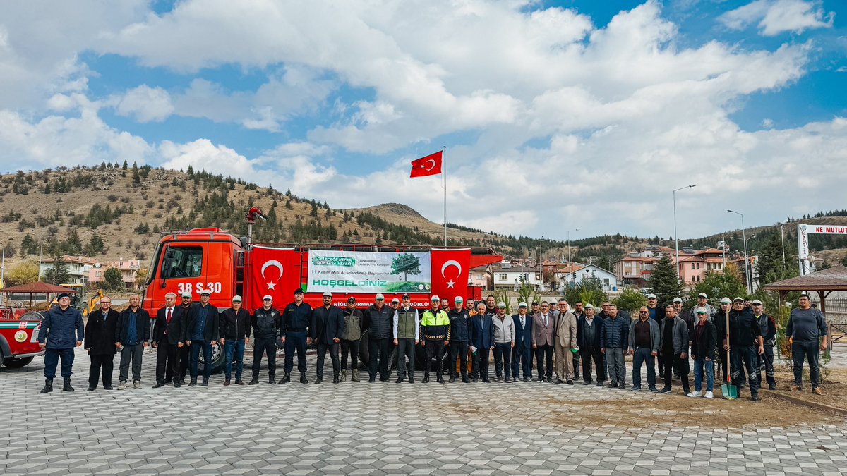 ulukisla_bld's tweet photo. ♦️11 Kasım Milli Ağaçlandırma Günü kapsamında, Ulukışla Kaymakamlığı bahçesinde fidanlarımızı toprakla buluşturduk.
Doğaya, çevreye ve gelecek nesillere daha yeşil bir Ulukışla bırakmak için hep birlikte “Geleceğe Nefes” olduk. 🌳💚 https://t.co/B4fql6NIHp