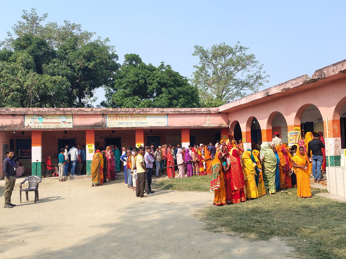 राजकीय मध्य विद्यालय कोटवा मतदान केंद्र का जिलाधिकारी एवं पुलिस अधीक्षक के द्वारा निरीक्षण  चल रहे मतदान का जायजा लिया गया..
<a href="/CEOBihar/">Chief Electoral Officer, Bihar</a> <a href="/ECISVEEP/">Election Commission of India</a>