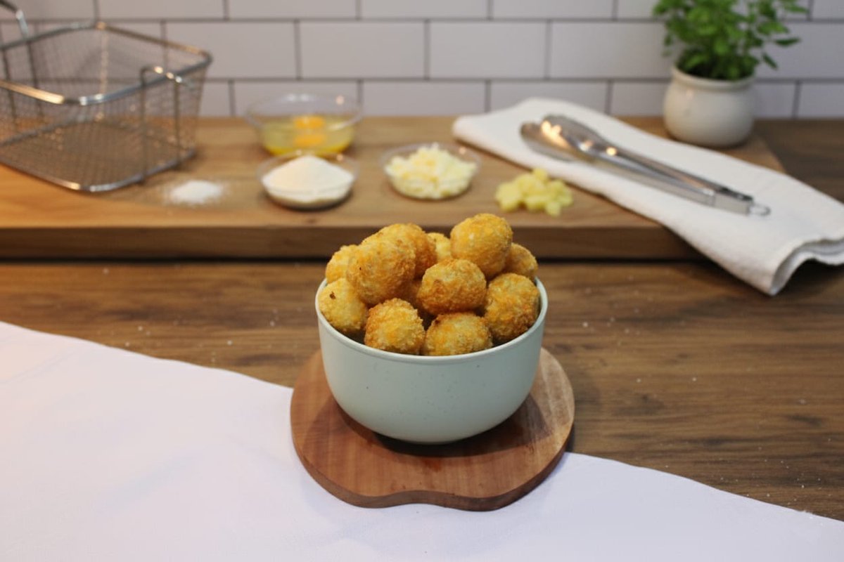 FastaGroup's tweet photo. Bite-size happiness is here! 💛
Fasta Group persembahkan: Banana Corndog Bites — kecil-kecil tapi nagih banget 😋
Open PO setiap minggu (biasanya hari kamis), tapi buat yang nggak sabaran, DM aja langsung ya 🍌✨ https://t.co/M4F6xllqLD