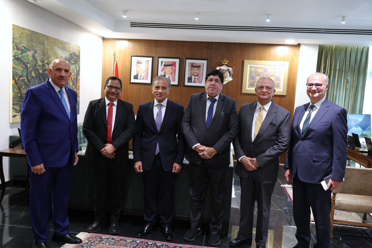 Dileep_Sanghani's tweet image. जॉर्डन के प्रधानमंत्री जाफर हसन जी के अम्मान स्थित निवास स्थान पर भेंट की ओर उर्वरक के डेवलपमेंट के बारे में विस्तृत चर्चा की।

जिफको के अध्यक्ष प्रो. मोहम्मद के. थनीबत, इफको के प्रबंध निदेशक के जे पटेल, उप प्रबंध निदेशक राकेश कपूर समेत गणमान्य महानुभाव उपस्थित रहे।…