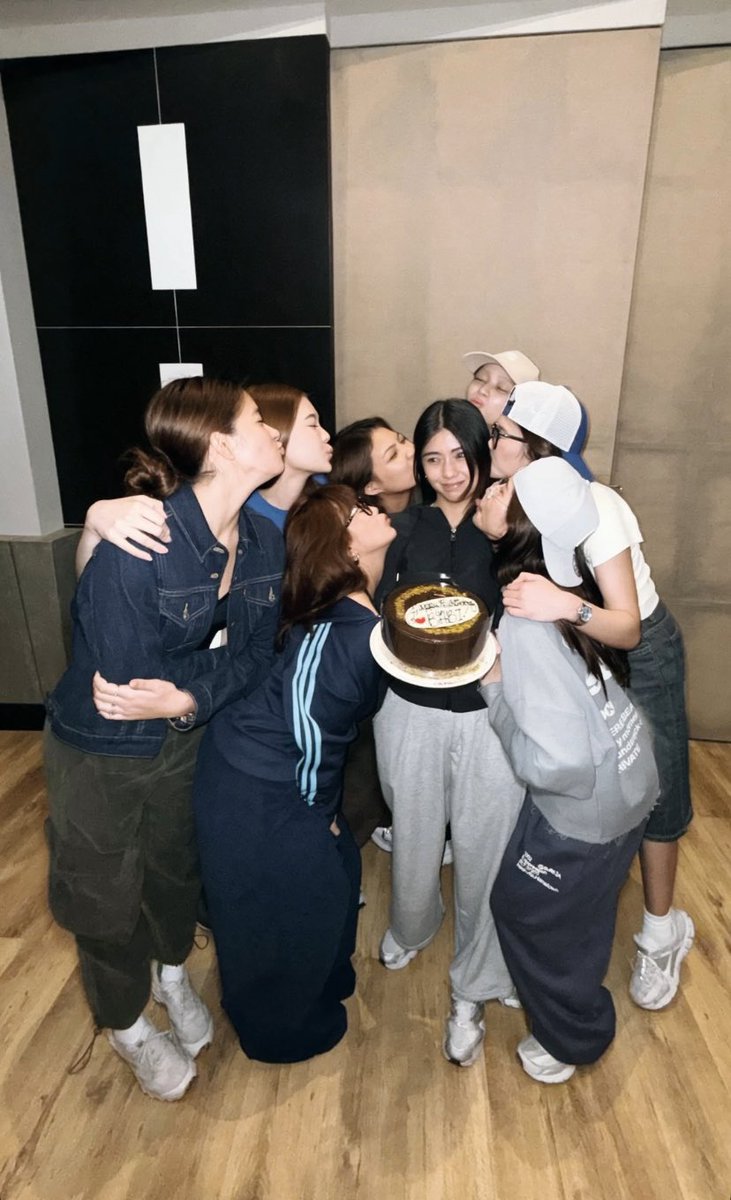 ot8 birthday kiss is back and mikha’s cake having “happy birthday babi”? cuties!!! 😭