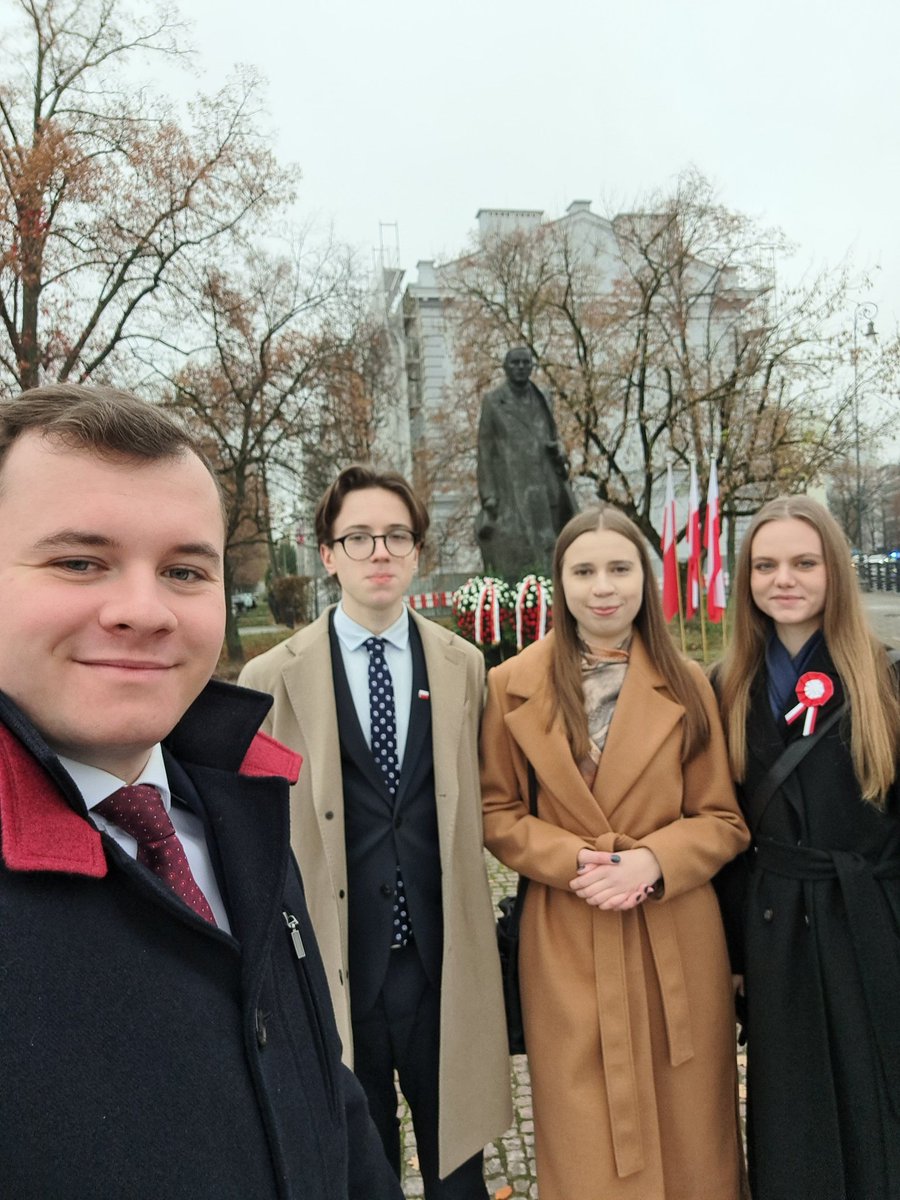 #ŚwiętoNiepodległości rozpoczynamy od upamiętnienia Ojców Niepodległości - m. in. Romana Dmowskiego 🇵🇱

Już o 14.00 widzimy się na #MarszNiepodległości 🤍❤️