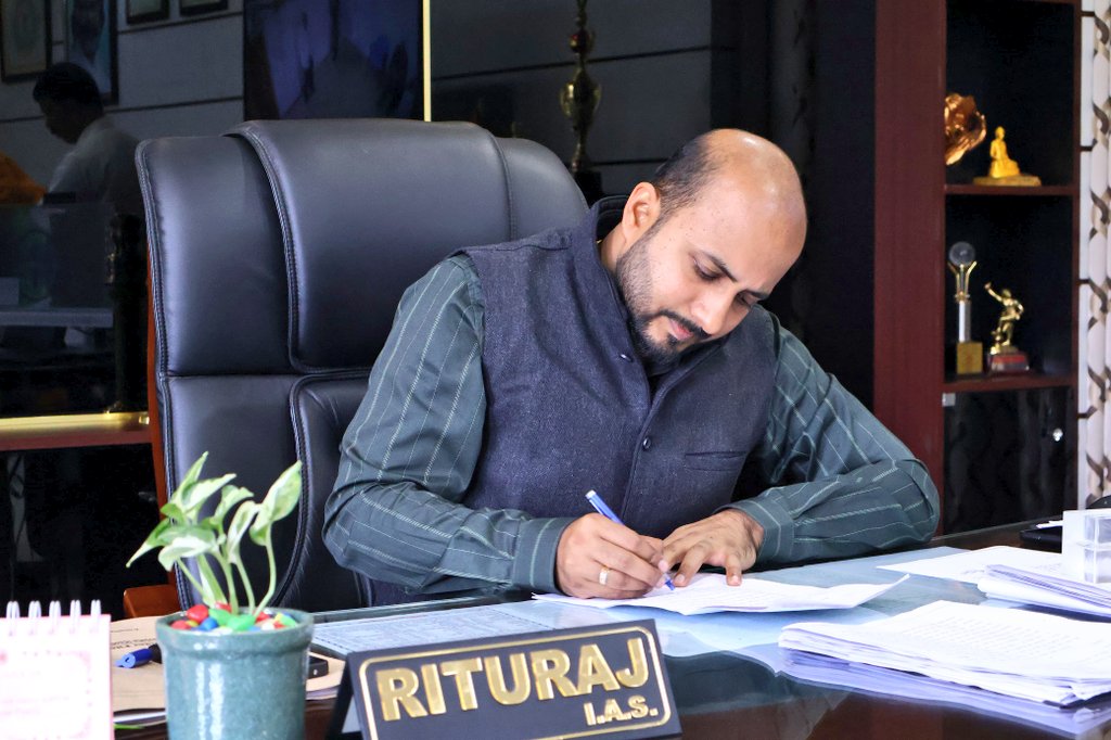 dckoderma's tweet image. जनता दरबार में आये लोगों से मिलकर उनकी समस्याओं से रूबरू हुआ एवं समस्याओं के निराकरण हेतु संबंधित अधिकारियों को निर्देशित करते हुए कहा कि जल्द से जल्द शिकायतों का निष्पादन कर प्रतिपुष्टि उपायुक्त कार्यालय में समर्पित करें।

#DistrictAdministrationKoderma 
@JharkhandCMO…