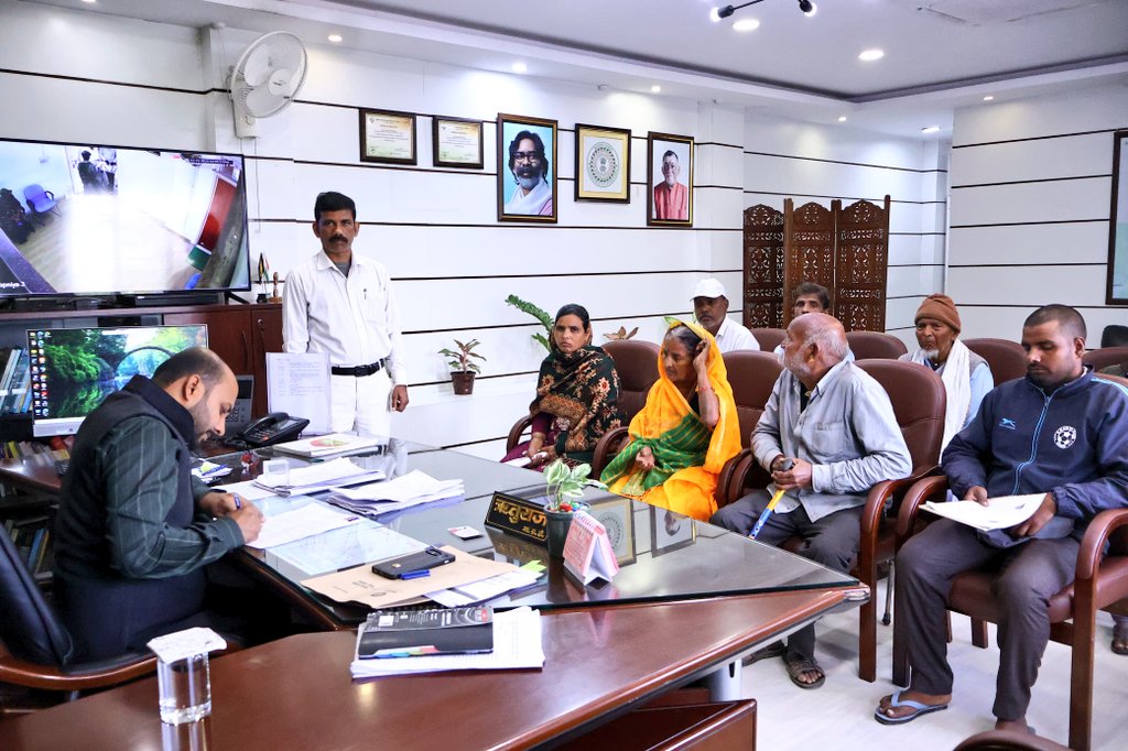 dckoderma's tweet image. जनता दरबार में आये लोगों से मिलकर उनकी समस्याओं से रूबरू हुआ एवं समस्याओं के निराकरण हेतु संबंधित अधिकारियों को निर्देशित करते हुए कहा कि जल्द से जल्द शिकायतों का निष्पादन कर प्रतिपुष्टि उपायुक्त कार्यालय में समर्पित करें।

#DistrictAdministrationKoderma 
@JharkhandCMO…