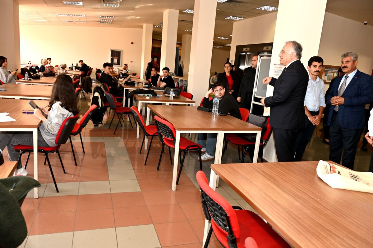 Sema Yazar Gençlik Vakfı’ndan Hacettepe Üniversitesi Kütüphanelerine Bilgisayar Desteği

Üniversitemiz Rektörü Prof. Dr. Mehmet Cahit Güran, öğrencilerimizin kullanımına sunulmak üzere 50 adet bilgisayar desteğinde bulunan Sema Yazar Gençlik Vakfı yöneticilerini ağırladı.

Haber
