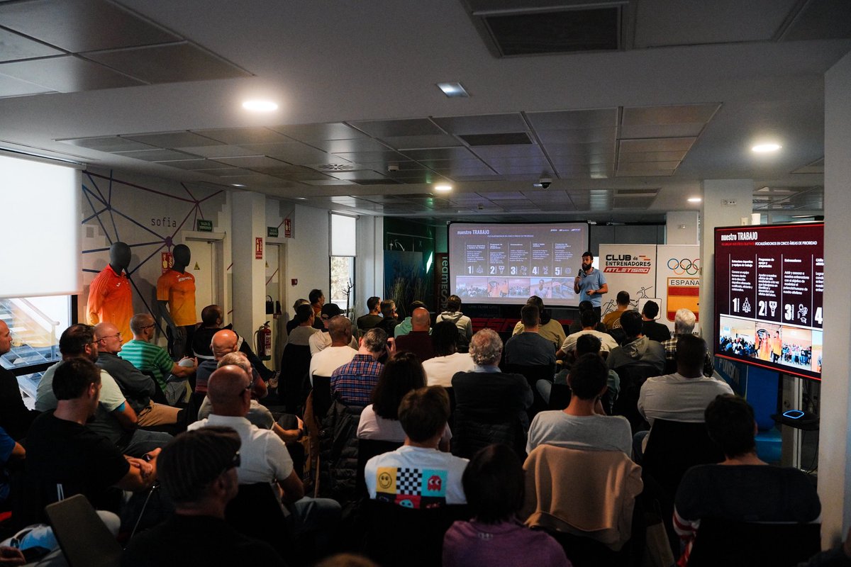atletismoRFEA's tweet photo. Cerramos el Foro Anual de Entrenadores 2025 👏🏼

Saltos, lanzamientos y combinadas fueron los protagonistas de esta última jornada 🔥

Semanas de aprendizaje, intercambio y crecimiento para todos los que formamos parte del atletismo.

¡Gracias a los entrenadores y expertos que lo han hecho posible! ���

📸 Revive el foro 🔗 https://t.co/d5nS83tyW9
➕ Info 🔗 https://t.co/hLVay4K9mP