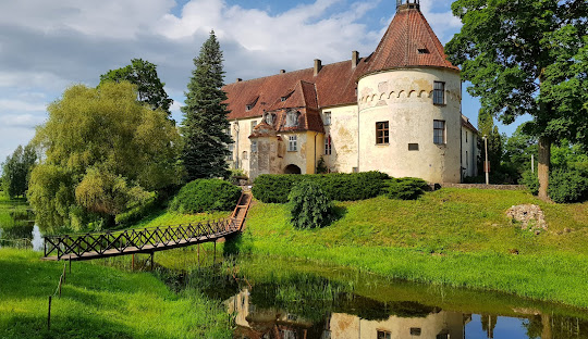I love castles, I love game jams, and now <a href="/spelkollektiv/">Spelkollektivet</a>, where I had a great time this summer, is organizing a game jam in a castle?? This looks like a dream.

castlegamejam.com
