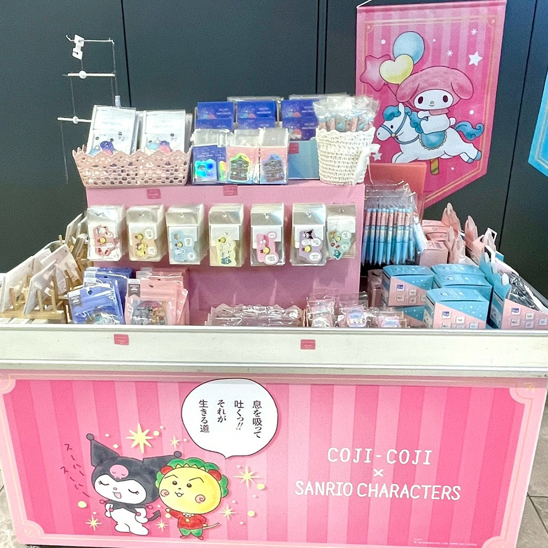 コジコジ様 もやしもんリターンズ、リゼロ 2点セット 新品両面不織布ケース コジコジ缶3」と「コジコジデニムポーチ」が青山デカーボから登場