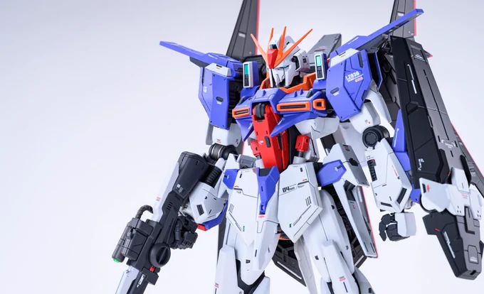 RE1/100ガンダムリントヴルム 完成しました! リアスカートを別キットパーツに交換し筋彫りやレッドチップでのディテールupを施しました。 カラーはZガンダムをイメージしマスキングで細めに塗り分けました。
