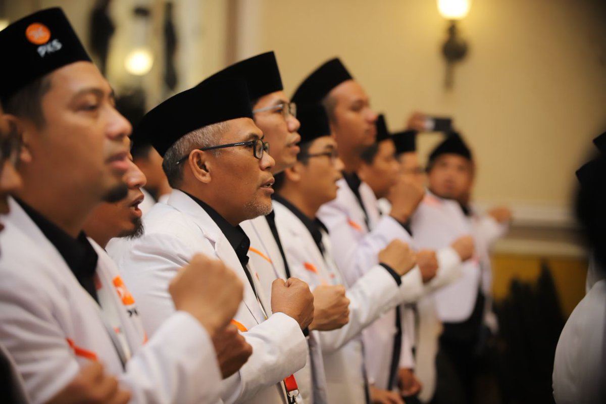 abudhoifan's tweet photo. Kekuatan PKS @PKSejahtera ada pada soliditas kader dan semangat melayani tanpa henti.
Rakernas menjadi ruang memperbarui niat dan strategi agar pelayanan pada rakyat makin nyata.
#RakernasPKS2025 https://t.co/PjTHWsU7Fb