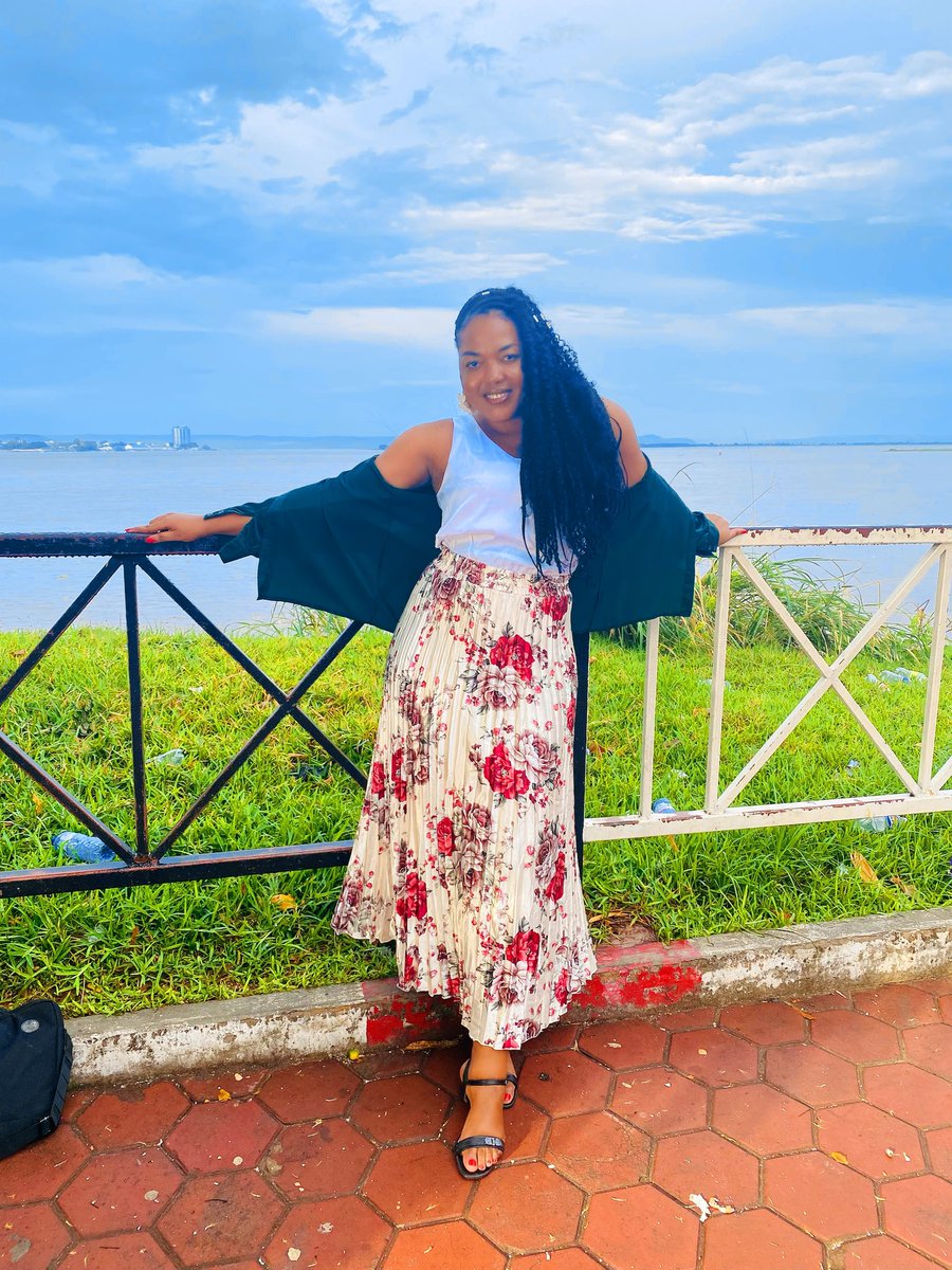 florencemeta's tweet image. QUE T’INSPIRE LA NATURE ?

La présence du ciel 
Nous dit qu’il nous faut des ailes 
Pour atteindre les bras du soleil
Et y cueillir des merveilles.

La présence de l’ambition 
Nous dit qu’il nous faut de la détermination 
Pour concrétiser nos rêves 
Et atteindre tout ce qui…