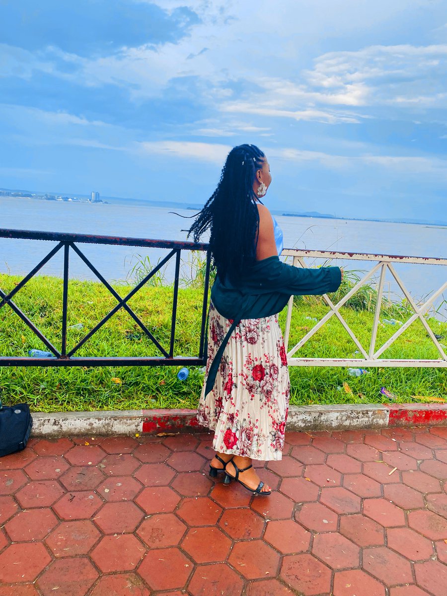 florencemeta's tweet image. QUE T’INSPIRE LA NATURE ?

La présence du ciel 
Nous dit qu’il nous faut des ailes 
Pour atteindre les bras du soleil
Et y cueillir des merveilles.

La présence de l’ambition 
Nous dit qu’il nous faut de la détermination 
Pour concrétiser nos rêves 
Et atteindre tout ce qui…