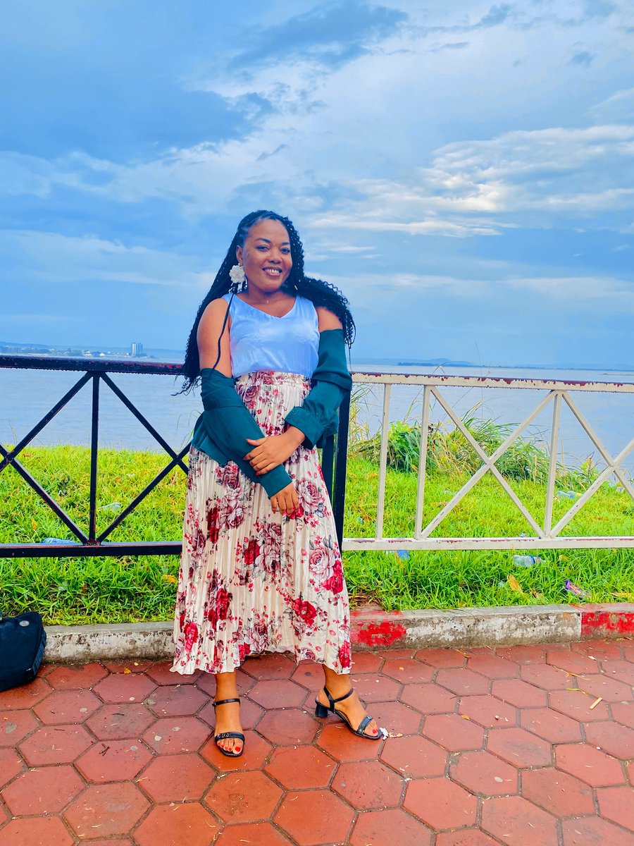 florencemeta's tweet image. QUE T’INSPIRE LA NATURE ?

La présence du ciel 
Nous dit qu’il nous faut des ailes 
Pour atteindre les bras du soleil
Et y cueillir des merveilles.

La présence de l’ambition 
Nous dit qu’il nous faut de la détermination 
Pour concrétiser nos rêves 
Et atteindre tout ce qui…