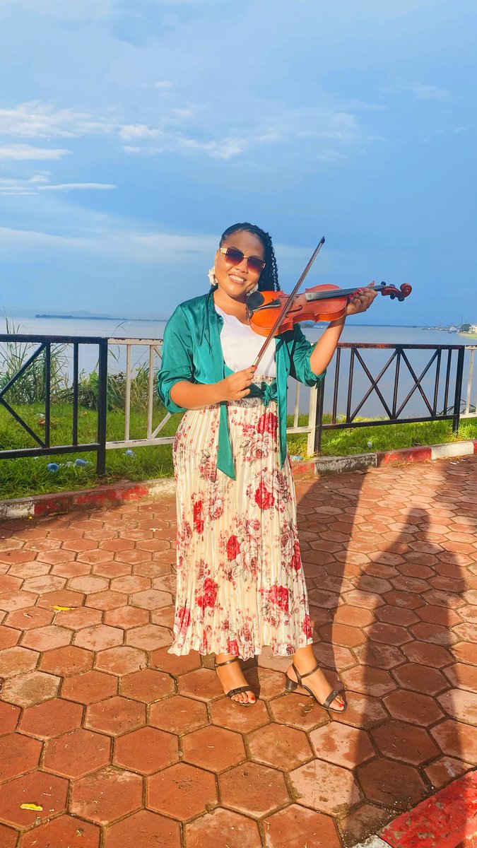 florencemeta's tweet image. QUE T’INSPIRE LA NATURE ?

La présence du ciel 
Nous dit qu’il nous faut des ailes 
Pour atteindre les bras du soleil
Et y cueillir des merveilles.

La présence de l’ambition 
Nous dit qu’il nous faut de la détermination 
Pour concrétiser nos rêves 
Et atteindre tout ce qui…