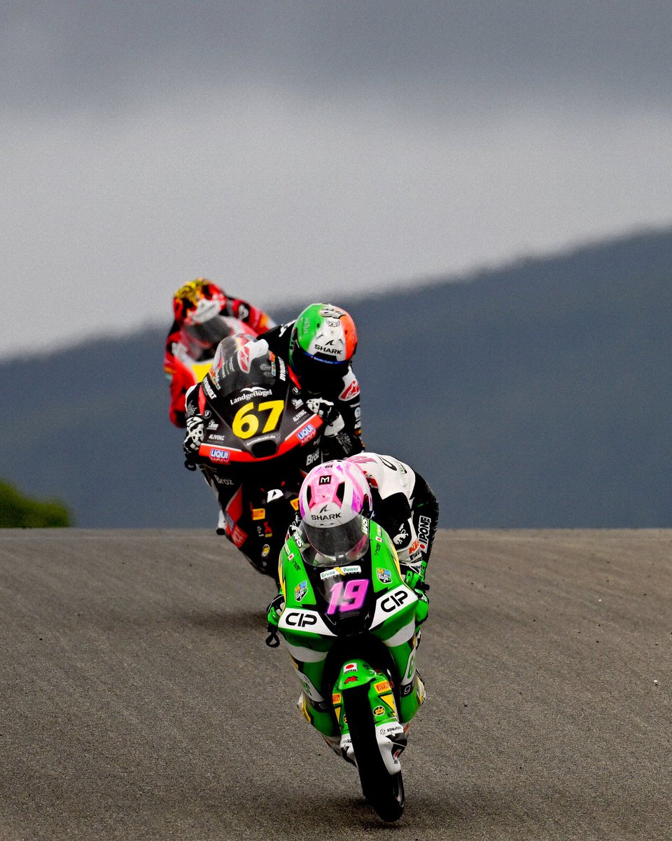 CIPMOTO's tweet photo. ⏩️ Slide to see Scott going down the roller-coaster hills of Portimao🎢
#PortugueseGP🇵🇹 #Moto3 #Racing #EAgroup #TLMoleodinamica #GoAhead #SBSbrakes #ScottOgden #SO19 #NoahDettwiler #ND55 #CIPGreenPower https://t.co/RCtIKQQsBE