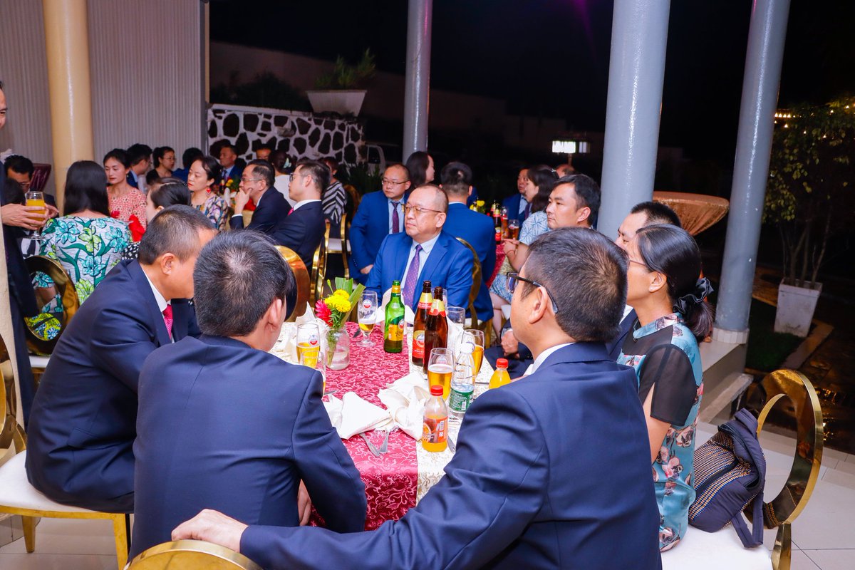 msp_burundi's tweet photo. Le S.P/@msp_burundi,aux côtés de l’Ambassadeur de #Chine🇨🇳,a présidé la cérémonie de remise et reprise entre la 23ᵉ et la 24ᵉ équipe médicale chinoise. Ces équipes appuient le @msp_burundi ds la promotion de la santé des Bdais via les hôpitaux de @hprcinfo, #Gitega et #Mpanda🇧🇮 https://t.co/DLf48fmNWE