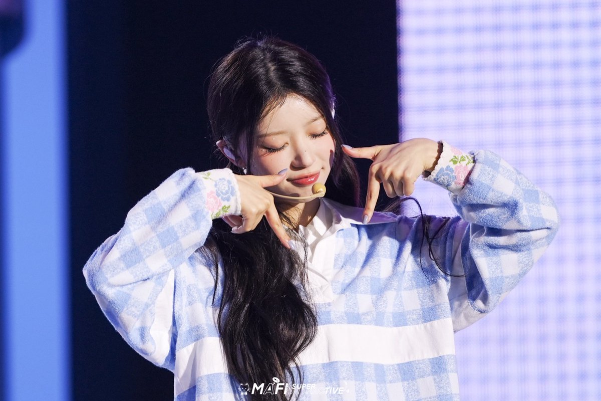 MafiakoM_'s tweet photo. 251109
ILLIT GLITTER DAY ENCORE 
아일릿 글리터데이 앵콜

🥲ㅠㅠㅠㅠ

#ILLIT #아일릿 #MOKA #모카 https://t.co/B9iKqI3WI5