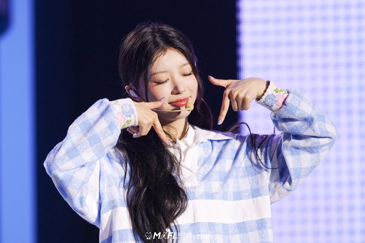 MafiakoM_'s tweet photo. 251109
ILLIT GLITTER DAY ENCORE 
아일릿 글리터데이 앵콜

🥲ㅠㅠㅠㅠ

#ILLIT #아일릿 #MOKA #모카 https://t.co/B9iKqI3WI5